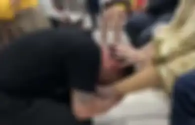 Foto Ferry Irawan Cium Kaki Ibu Kadung Tersebar, Venna Melinda Mendadak Akui Siap Mundur