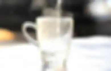 Ahli: Sering Minum Air Panas Ternyata Datangkan 6 Petaka untuk Tubuh!