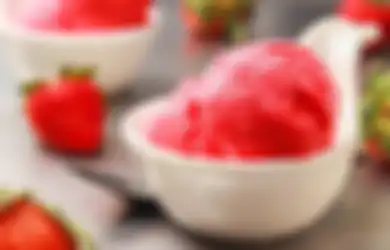 Resep Segar Strawberry Sorbet yang Bisa Dibuat dengan Tiga Bahan!