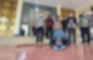 Sujud Syukur Dibebaskan Usai Bakar Sekolah dan Honornya yang Nunggak 24 Tahun Dibayarkan, Eks Guru Honorer di Garut Ini Ternyata Hidup Prihatin, Cuma Sebatang Kara dan Sering Lakukan Ini Demi Menyambung Hidup