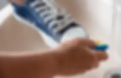 Pengin Sepatu Awet? Coba Terapkan 6 Cara dan Tips Ini Buat Merawatnya