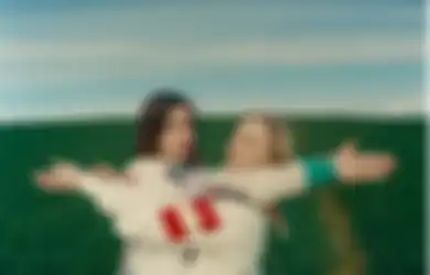 Wet Leg Tampilkan Indahnya Kampung Halaman Isle of Wight di Video Klip Single Terbaru 'Oh No'