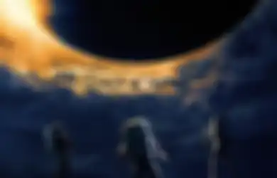 Review Moonfall, Sajikan Aksi Astronaut yang Coba Selamatkan Bumi dari Runtuhnya Bulan