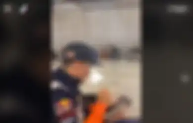 Video Marc Marquez Makan Nasi Kotak Sambil Ngemper Jadi Tren di TikTok