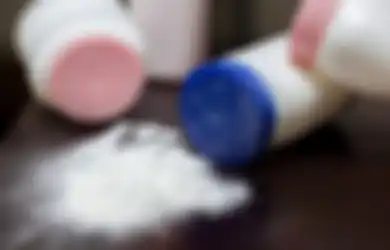 Bahkan Bau Lemari dan Rambut Lepek Musnah dalam Sekejap, Ternyata Menaburkan Bedak Bayi Manfaatnya Banyak Banget!