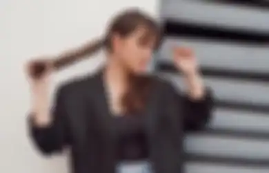 4 Cara Asyik dan Beda Buat Tampil Modis Pakai Blazer ala Marsha Aruan