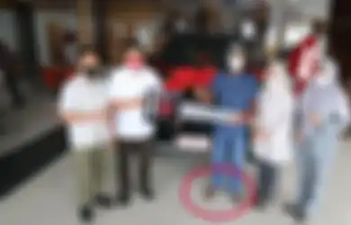 Jangan Nilai Buku dari Sampulnya, meski Cuma Pakai Sandal Jepit, Pria Ini Beli Mobil Seharga Rp 2,8 Miliar, Terungkap Latar Belakangnya yang Mentereng!