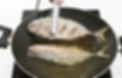 Goreng Ikan Aman Tanpa Meledak Ternyata Rahasianya Ada di Sini, Ibu-ibu Muda yang Baru Belajar Masak Pasti Sujud Syukur Tahu Sekarang!