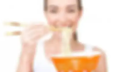 Enaknya Tak Sebanding dengan Bahayanya, Mulai Sekarang Stop Makan Mie Instan yang Dicampur dengan 2 Bahan Ini, Efeknya Ngeri Banget