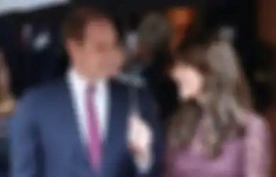 Inspirasi Gaya Formal Pakai Celana Putih ala Kate Middleton. Kece Maksimal!