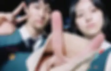 Foto Kebersamaan Couple All of Us Are Dead di Balik Layar. Gemas!