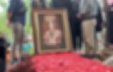 Yang Hidup di Dunia Masih Saja Ribut Warisan, Kondisi Pusara Dorce Gamalama Saat Lebaran Memilukan, Penjaga Makam Bongkar Fakta Ini