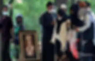 Tanah Makam Masih Basah, Polemik Keluarga dan Anak Angkat Soal Harta Warisan Dorce Gamalama Mencuat, Kuasa Hukum: Tunggu 40 Hari