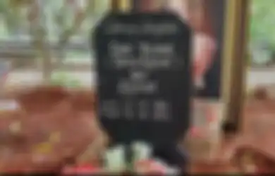 Foto Nisan Dorce Gamalama dengan Nama Ayahnya Tersebar, Ini Alasan Almarhum Ingin Kenali Sosok Orangtuanya