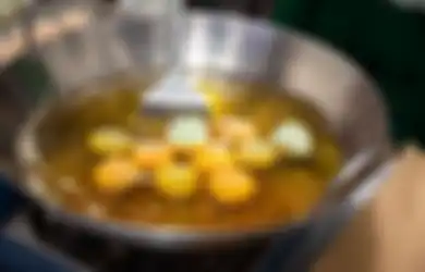 Langsung Kasih Tahu Emak! Pakai Cara Ampuh ini Bikin Minyak Goreng Awet dan Bisa Dipakai Berkali-kali Hanya Celupkan Bahan ini