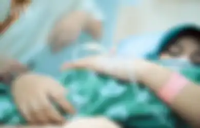 Baru Sadar Putrinya Menggemaskan, Aurel Hermansyah Tak Mau Lepas Pandangi Anaknya yang Baru Lahir, Ashanty: Kemarin karena Masih Fly