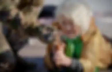 Ajari Nenek-nenek Nembak Pakai AK-47, Batalion Azov Justru Dicap Teroris, Foto Garda Nasional Ukraina Curi Perhatian