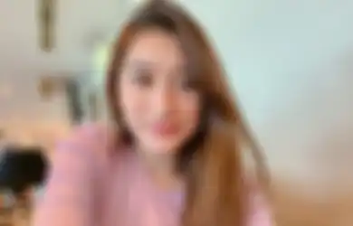 Gaya Kasual Amanda Caesa Buat Tampil Modis Pakai Outfit Ungu