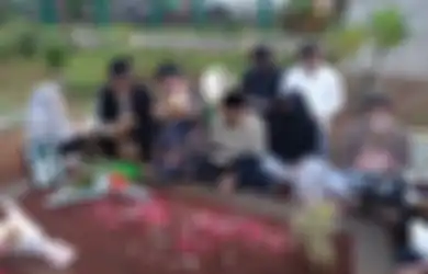 Peringati Hari Lahir Bibi Adriansyah, Keluarga Haji Faisal Ziarah ke Makam hingga Kenang Momen Pertambahan Umur Mendiang di Tahun Sebelumnya