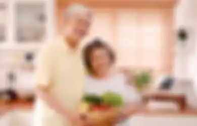Bukan Main Nenek Masih Kuat Gendong Cucu, Ternyata Rahasianya Rajin Makan Pisang dan Buah Ini, Bye Osteoporosis!