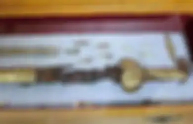 Berumur Sekitar 2.400 Tahun, Pedang Berlapis Emas Scythian ‘Akinakes’ Ditemukan di Ukraina Selatan Bersama Prajurit Penunggang Kuda yang Menggunakannya