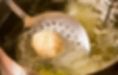 Minyak Goreng Pedagang Tetap Jernih Meski Dipakai Berulang kali, Ternyata Ini Rahasianya