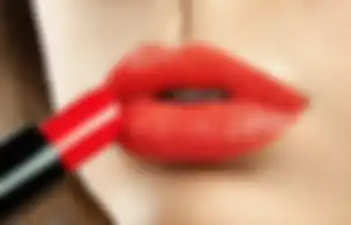 Fix Salah Banget, Jangan Lagi Meratakan Lipstik dengan Dikulum!