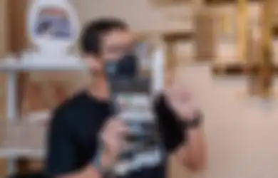 Foto Sandiaga Uno Pamer Produk UMKM Curi Perhatian, Pembantu Jokowi Ikut Jualan di TikTok