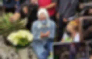 PILU Tangis Angelina Sondakh Ziarah ke Makam Adjie Massaid Usai Bebas dari Penjara, Bacakan Yaasin dengan Ditemani Keanu Massaid, Begini Potretnya!