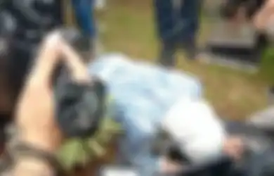 'Mas Angie Pulang' Tangisnya Pecah, Angelina Sondakh Menangis Saat Berziarah ke Makam Adjie Massaid, 2 Sosok Ini Temani Dirinya