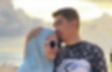 Kena Nyinyir Netizen Gegara Istrinya Hobi Pamer Barang Mewah, Ustaz Solmed Malah Ajak April Jasmine Lakukan Hal Tak Terduga Ini: Itu Rumus...