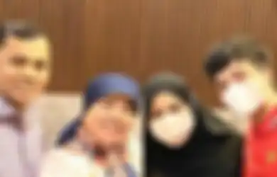Sambangi Istana Megah Atta Halilintar, Ibunda Fuji Bawakan Bingkisan Sederhana Ini hingga Bikin Sekelurga Rebutan