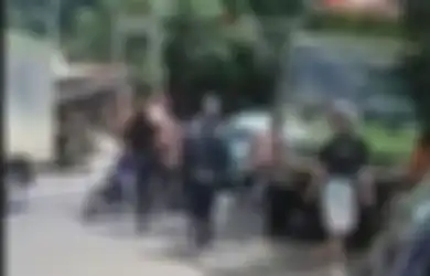 Banting Sopir Truk di Cibubur, Pria Berotot yang Diburu Polisi Ngaku Aparat, Foto Aksi Penganiayaan Jadi Bukti