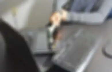 Viral Video Pria Rusia Hancurkan iPad Karena Kesal dengan Sanksi Apple