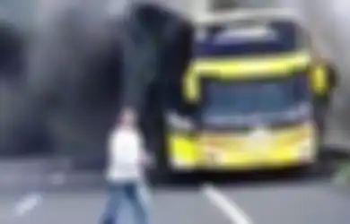 Kepulan Asap Hitam Pekat Mendadak Muncul Sisi Belakang, Penumpang di Dalam Bus yang Terbakar di Tol Pandaan Malang Sempat Teriak-teriak Kepanasan, Begini Pengakuan Pengguna Jalan yang Jadi Saksi Mata