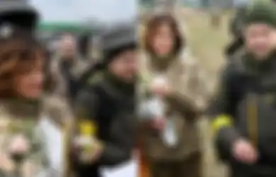 Pernikahan Tentara Ukraina Ini Jauh dari Kesan Mewah, Gaun Pengantin Diganti Seragam Perang, Siap Angkat Senjata Kalau Tiba-tiba Ada Invasi Rusia!