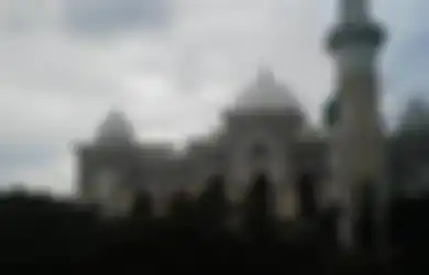 Arsitekturnya Bergaya Spanyol, Ini Sejarah Berdirinya Masjid Raya Makasar, Punya Al-Quran Raksasa Sebagai Daya Tarik