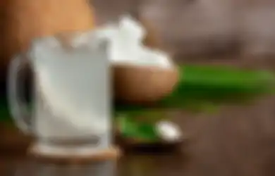 Dikira Sehat, Minum Air Kelapa Justru Dilarang Keras untuk Orang dengan Kondisi Seperti Ini, Efeknya Gak Main-main