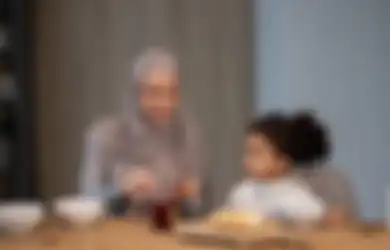Yang Hobi Bangun Mepet Subuh Wajib Simak, Begini Hukumnya Jika Makan Sahur Setelah Waktu Imsak, Dilarang?