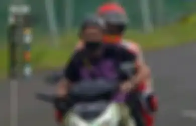 Marc Marquez Nggak Khawatir Jatuh 2 Kali di MotoGP Mandalika, tapi Netizen Worry Sama Marshal yang Diduga Belum Lunas Pajak Motornya