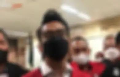 Dengan Tangan Terborgol, Adam Deni Bikin Geger Bawa Kertas Berisi Sindiran Singgung Protokol DPR Amerika ke Pengadilan, Ini Isi Tulisannya