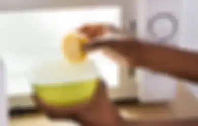 Ternyata Bersihkan Microwave Sangat Sederhana, Hanya Butuh Lemon dan Soda Kue!