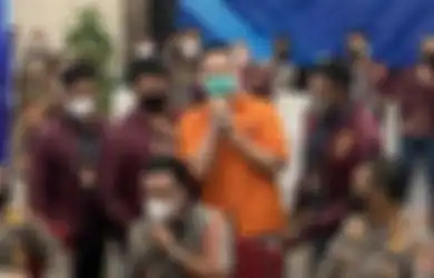 'Orangtua Saya Ga Ngajarin Nipu' Indra Kenz Ngemis Maaf Kepada Publik, Polisi Tunjukkan Barang Bukti Uang dalam 3 Bungkus Plastik, Segini Nominalnya