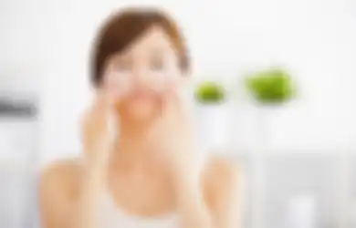 4 Cara Mengurangi Minyak Berlebihan Pada Wajah, Bye Kulit Berminyak!