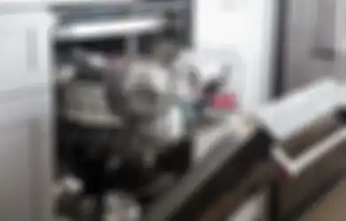 Lebih Baik Menggunakan Dishwasher atau Mencuci Piring Sendiri? Simak Perbedaannya!