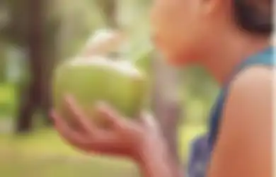 Bukannya Sehat Justru Datangkan Malapetaka! Tolong Jangan Ngeyel Minum Air Kelapa Saat Dalam Situasi Ini, Efeknya Ngeri