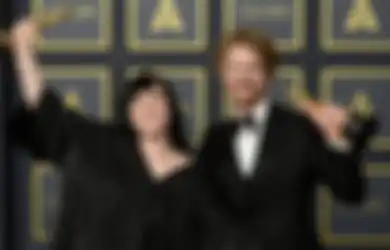 Lagu Tema 007 Menang Oscar 2022, Billie Eilish dan Finneas O'Connell Persembahkan Piala Academy untuk Ortu Mereka