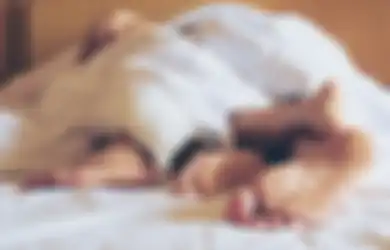 Tanpa Sehelai Busana, Suami Keciduk Ena-ena dengan Gadis Muda di Kamar, Istri Sah Malah Santai hingga Beri Barang Tak Terduga Ini!