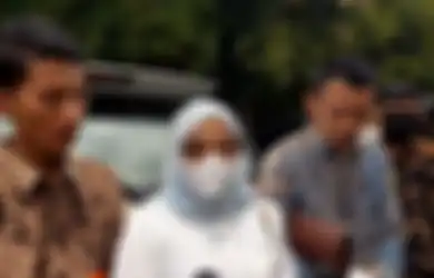 Belum Resmi Cerai dengan Doddy Sudrajat, Reaksi Puput saat Kepergok Dekat dengan Pria Lain Disorot: Tanya Sama Daddy Ya