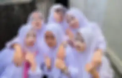 Heboh, Putih Abu-Abu Main Pass The Test Challenge Ketiban Guci!